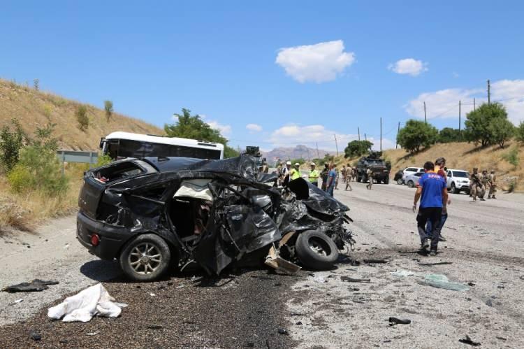 <p>Tunceli istikametine seyir halinde olan ve Elazığ Havalimanından yolcu götürdüğü öğrenilen Kemal Yıldız idaresindeki 62 AAD 158 plakalı midibüs ile karşı istikametten gelen Sercan Kaya idaresindeki 25 AAG 937 cip kafa kafaya çarpıştı. </p>