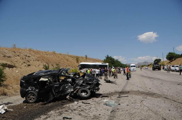 <p>Meydana gelen kazada cipte bulunan anne Aslı Dirlik Kaya olay yerinde hayatını kaybetti, eşi Sercan ile 2 yaşlarındaki oğlu Kıvanç Kaya ve midibüste bulunan 3 kişi ağır, 12 kişi ise hafif şekilde yaralandı.</p>