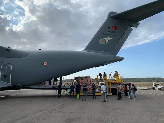 <p>Milli Savunma Bakanlığı, Türkiye’den havalanan ve Covid-19 ile mücadelede kullanılacak tıbbi yardım malzemelerini taşıyan uçağın Venezuella’ya ulaştığını bildirdi.</p>
