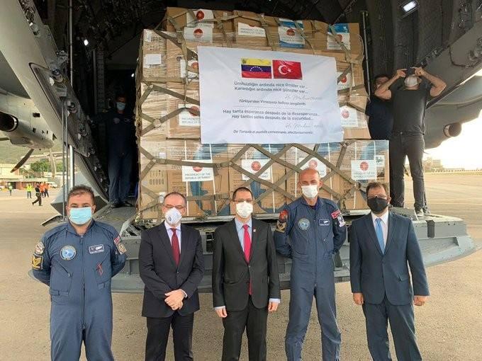 <p>Milli Savunma Bakanlığı, resmi Twitter hesabından yaptığı paylaşımda, “Covid-19 ile mücadelede kullanılacak tıbbi yardım malzemelerini taşıyan uçağımız Venezuella’ya indi. Uçağımızı Venezuella Dışişleri Bakanı Jorge Arreazave ve Büyükelçimiz Şevki Mütevellioğlu karşıladı.</p>

