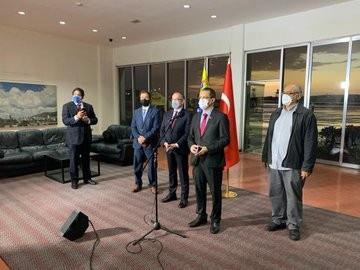 <p>Yardım malzemeleriyle birlikte Cumhurbaşkanımız Sn. Recep Tayyip Erdoğan’ın Venezuela Cumhurbaşkanı Sn. Nicolas Maduro’ya yazdıkları mektup da yetkililere teslim edildi. Venezuela Cumhurbaşkanı Yrd. D. Rodriguez de video konferans yöntemiyle malzemelerin teslim törenine katıldı” ifadelerini kullandı.</p>
