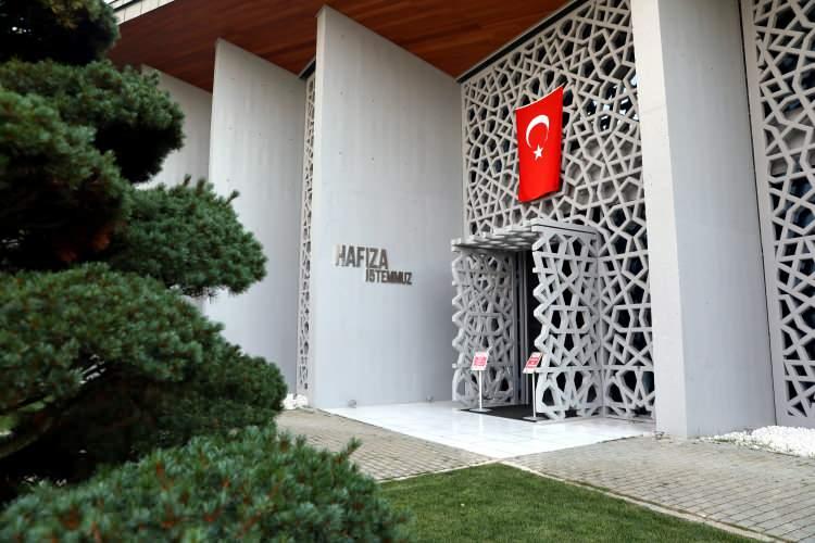 <p>Cumhurbaşkanı Recep Tayyip Erdoğan tarafından geçen yıl açılışı gerçekleştirilen ve birçok etkinliğe ev sahipliği yapan müze, Türkiye ve dünyadaki darbe girişimleri ile modern sömürgecilik tarihine de ışık tutuyor.</p>

<p>1500 metrekare alanda iki kat inşa edilen müzenin zemin girişindeki duvarda "Unutma" yazısı ile 15 Temmuz şehitlerinin isimleri ve onları temsilen tavandan sarkan beyaz güvercinler bulunuyor. Müzenin girişinde bulunan dev ekranda da 15 Temmuz videoları ve belgeselleri gösteriliyor. İkinci katta ise vatandaşları, "Göreceklerin senin hikayendir." yazısı karşılıyor.</p>

<p>Müzede, 15 Temmuz'da yaşananlar materyallerle anlatılırken, şehit ve gazilerin o kara gecede kullandıkları eşyalar sergileniyor. Eşyalar arasında, darbeci tuğgeneral Semih Terzi'yi vurarak darbenin seyrini değiştiren Astsubay Ömer Halisdemir'in beresi ve kaması, Cumhurbaşkanı Erdoğan'ın televizyonda millete çağrı yaptığı Hande Fırat'a ait cep telefonu, gazi Bilal Özyıldırım'a ait kurşun isabet etmiş motosiklet kaskı, gazi Abdullah Çay'a ait kurşun isabet etmiş anahtar, şehit Necmi Bahadır'a ait kurşun isabet etmiş cüzdan ve fotoğraf, gazi İdris Akdoğan'a ait kurşun isabet etmiş telefon, darbecilerin kullandığı tankın ezdiği otomobil, zarar gören motosiklet ve şehitlerin ayakkabıları yer alıyor.</p>
