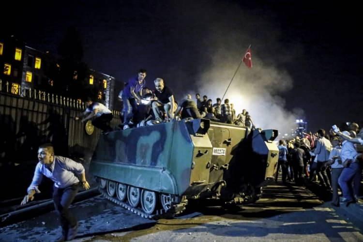 <p>Ankara'da vatandaşlar, Fethullahçı Terör Örgütü'nün (FETÖ) darbe girişimine karşı Genelkurmay Başkanlığı önünde tankın üstüne çıkarak tepki gösterdi.</p>
