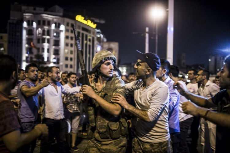 <p>İstanbul Taksim Meydanı'nda toplanan vatandaşlar, Fethullahçı Terör Örgütü'nün (FETÖ) darbe girişimine tepki gösterdi.</p>