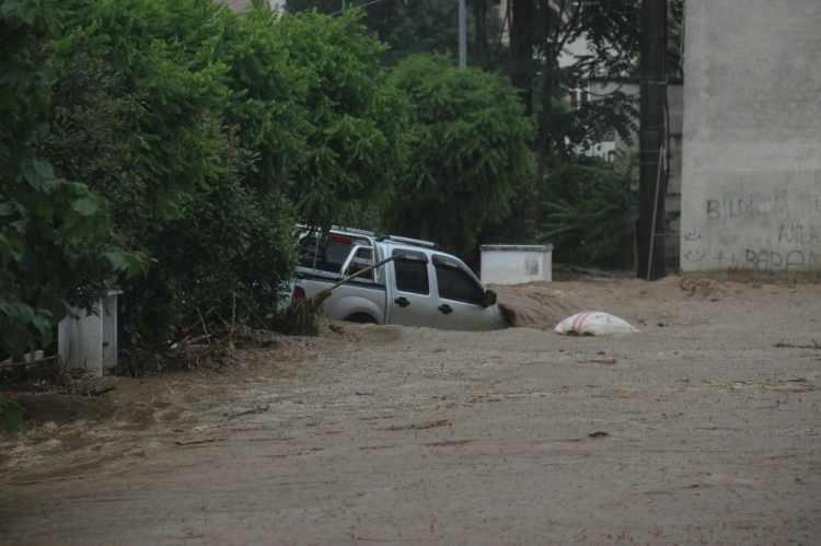 <p>İlçe merkezinde bulunan cadde ve sokaklarda da derenin taşmasıyla su baskını meydana geldi.</p>
