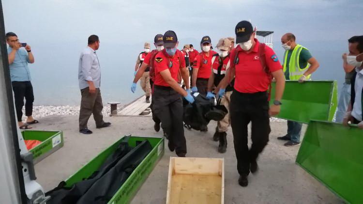 <p>Alabora olan teknede yüzerek kurtulan Medeni Akbaş, 28 Haziran günü saat 23.00 sıralarında Tuşba ilçesi Çitören Mahallesi yakınlarında bulunarak, jandarmaya götürüldü. </p>
