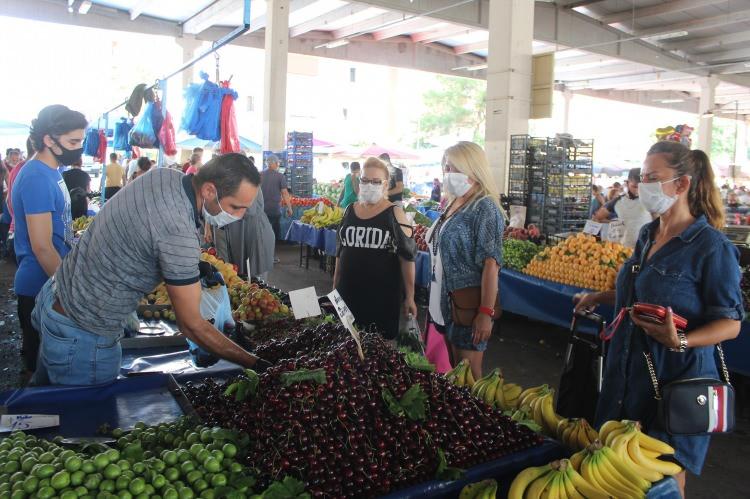<p>Antalya'da kurulan bir semt pazarında genelde Covid-19 önlemlerine dikkat edilirken, bazı pazarcı esnafının maske ve eldiven takmadığı görüldü. Görüntülendiğini anlayan maskesiz bir esnafın poşeti maske yapması ise renkli görüntüler oluşturdu.</p>
