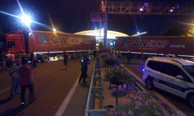 <p> <br />
Ankara Cumhuriyet başsavcılığı 15 temmuz çatı davasına göre İstanbul’da en önemli ele geçirilmesi gereken 21 devlet kurumu arasında Sabiha Gökçen Havalimanı varken, Atatürk Havalimanı’nın kulesine kadar FETÖ’cü hainler ele geçirmişken Sabiha Gökçen’e neden tek bir FETÖ’cü hain giremedi?..</p>
