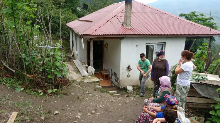 <p>Alınan bilgiye göre, ilçeye bağlı Hürriyet Mahallesi Akbulut mevkisine 500 metre mesafedeki yamaçtan koparak yuvarlanan yaklaşık 1 tonluk kaya parçası, Aydın Otur ve ailesinin yaşadığı evin duvarını yıktı. Eve giren kaya parçası, çamaşır makinesine çarparak durdu.</p>
