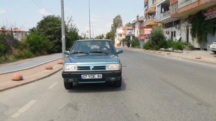 <p>Aracımız hatasız, boyasızdır. Ben aracın 3. sahibiyim. Bu arabayı alanlar sırasıyla garajda muhafaza etmiş. Benden önceki sahibi de 12 yıl garajda saklamış. Yine garajda beklemeye devam edecek, biz de binmeyeceğiz” dedi.</p>