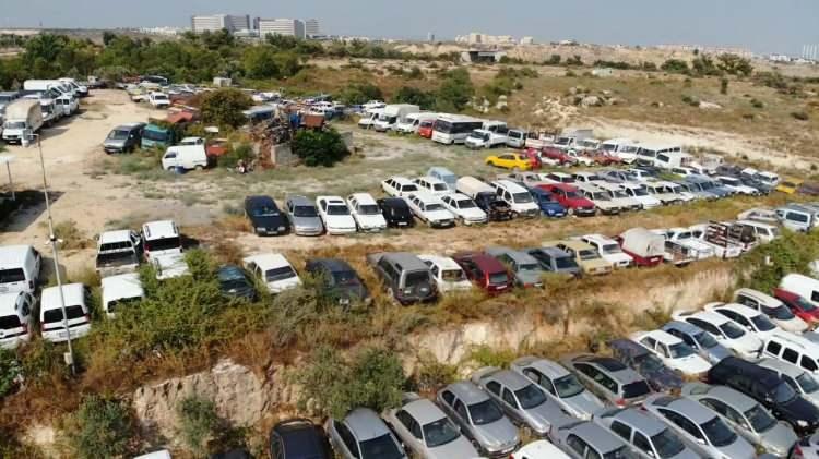 <p>Dışarıdan bakıldığında gerçekten hurdalık gibi görünen yerde milyonluk araçlar duruyor” ifadelerini kullandı.<br />
Birçok ilden aracın otoparklarında bulunduğunu vurgulayan Kuş, “Yaklaşık 20-25 arasında ilin plakalı aracı şu anda bizde mevcut. Tabi ki büyük iller ve Mersin ağırlıklı ama 20 üzerinde ilin plakasının bulunduğu araba bizde bulunuyor” diye konuştu.</p>
