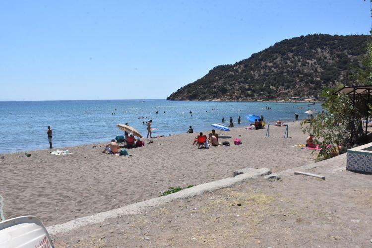 <p>İzmir'in Dikili ilçesi Denizköy Mahallesi'nde yaşanan su sıkıntısı vatandaşların tepkisini topladı. Günlerdir çeşmelerden su damlamadığını söyleyen mahalleli taşıma suyla ihtiyaçlarını gidermeye çalıştıklarını belirtip, sorunun çözümü için yetkililere seslendi.</p>
