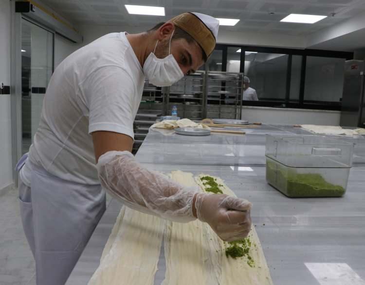 <p>Tezgahlarının başına gün doğmadan geçen ustaların ürettiği baklavalar, önceki bayramlarda olduğu gibi bölgenin yanı sıra Türkiye'nin dört bir yanından talep görüyor. </p>