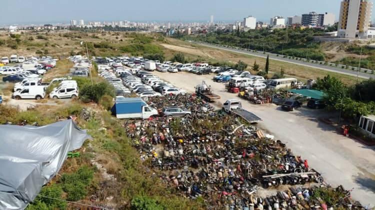 <p>Mersin'de yediemin depolarında bulunan binlerce araç, sahipleri tarafından alınmayınca çürümeye terk edildi. Sadece bir depoda bine yakın araba ile 5 binin üzerinde motosiklet bulunurken, araçların toplam piyasa değeri ise dudak uçuklatıyor. Mehmet Kuş, "Dışarıdan hurdalık gibi görünen yerde piyasa değeri yaklaşık 50 milyon lira olan araçlar duruyor" dedi.</p>
