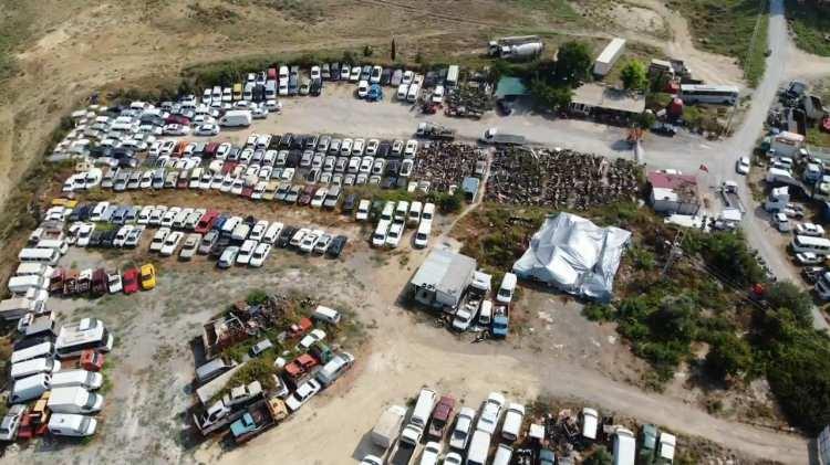<p>Maddiyata vurursak şu anda bizim otoparkımızda yaklaşık 50 milyon liralık araç var. Pandemi süresinde belli bir muhafaza süresi mecburen arttı. Adliyeler durma noktasına geldi. Biz otoparkımızdaki araçların bir an önce faal olarak kullanılmasına, devlete katkı sağlamasını istiyoruz. Bununla ilgili adliyeye ve yetkili mercilerimize ihtiyacımız var. Bunlar eğer yeniden trafiğe dönerse her türlü devletimize katkı sağlayacağını biliyoruz” şeklinde konuştu.</p>
