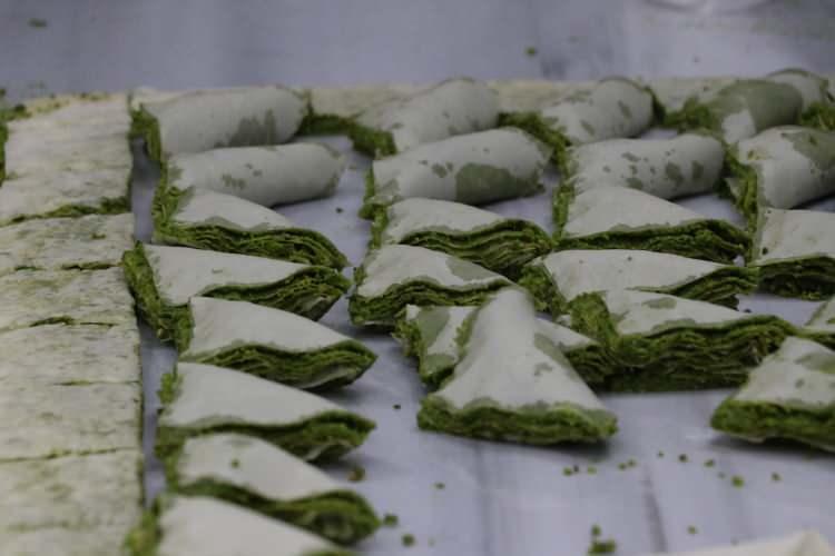 <p>Aldıkları siparişleri zamanında yetiştirmek isteyen baklava ustaları, mesai saatlerini öne çekerek çalışma sürelerini uzattı.</p>
