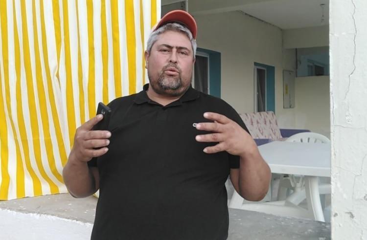 <p>'TAŞIMA SUYLA DEĞİRMEN DÖNER Mİ?' </p>

<p> </p>

<p>Mahalleli Şekip Başarır da şunları söyledi: "35 senedir Denizköy'de yaşıyorum. su sıkıntımızı dile getirmek için her yere gittik. Olumlu yanıt alamadık. Yukarıdaki sitede emekli CHP milletvekilleri oturuyor. Havuz başında oturuyorlar. Tonlarca su havuza gidiyor. Onlar yüzünden biz susuz kalıyoruz. Bizim mahallemiz susuz. Beş vakit namaz kılıyorum. Abdest alacak suyum yok. Eşim dökme suyla bulaşık yıkıyor. Bu köyün su sorununu belediye başkanları çözemedi. Taşıma suyla değirmen döner mi?" diye konuştu.</p>
