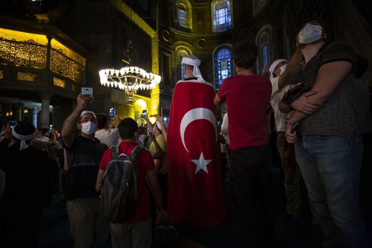 <p>Namazını kılmak için çok sayıda Müslümanın önünde beklediği cami çevresindegüvenlik önlemleri de sürüyor.Ayasofya-i Kebir Cami-i Şerifi'nde 86 yıl aradan sonra ilk sabah namazını kılmak isteyenler caminin önünde uzun kuyruklar oluştururken, namazı içeride kılabilenler büyük mutluluk yaşadı. </p>
