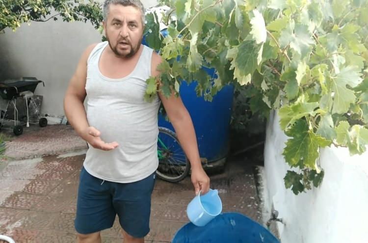 <p><strong>'KIŞIN 450, YAZIN 1500 HANE DOLU'</strong></p>
<p>İbrahim Kılıç da mahallerine 2-3 gündür hiç su verilmediğine dikkati çekip, suyun sağlık olduğunu hatırlatıp, yetkililerden çözüm beklediklerini söyledi.</p>