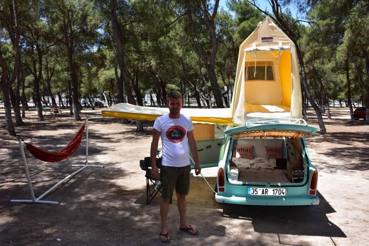 <p>İkinci el galerici evli ve 2 çocuk babası Tarkan Çelik (49), "Piknik yapmaya gelmiştik. Görünce çok şaşırdık. Fotoğraf çektirmeye geldik. Çok güzel bir araç" dedi.</p>
<p> </p>