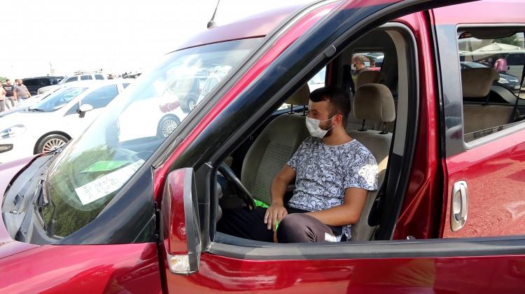 <p>Pazarda ikinci el otomobil fiyatlarının yüksek olması sebebiyle araç almak için gelen binlerce vatandaş araç almadan geri döndü.</p>
<p> </p>