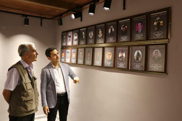 <p>- Şehidin gömleğinin cebinden çıkan 5 lira da sergileniyor</p>
<p>Kaymakam Murat, ülkenin bayrağı ve güvenliği için gözünü kırpmadan canını veren tüm kahraman şehitler ile gazilere, onların ailelerine minnet borçlu olduklarını dile getirdi.</p>
<p>Şehitlerden geriye kalan tüm emanetlerin kendileri için değerli olduğunu anlatan Murat, eşi Rabia Sekin'den aldıkları şehidin gömleğinin cebinde tesadüfen buldukları 5 lirayı müzede sergilediklerini ifade ederek, "Şehidimizin kıymetli eşi tarafından bize gönderilen bir gömlek vardı. O gömleğin tasnifini yapıp odaya yerleştirirken cebine bakılmasını arzu ettim. Şehidimizden kalan gömleğin cebinden 5 lira çıktı. Bu parayı da müzemizde güzel bir camekanda sergiliyoruz. O da muhafaza altında tutulmakta." şeklinde konuştu.</p>