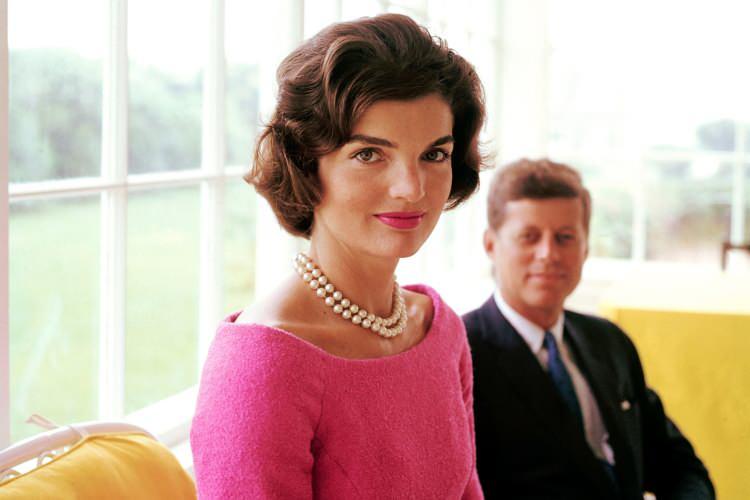 <p>JACKİE KENNEDY</p>
<p> </p>
<p>ABD'nin öldürülen başkanı John F. Kennedy'nin eşi Jackie Kennedy, köklü bir aileden de geldiği daima davet şıklığında bir tarzla kameralara göründü.</p>