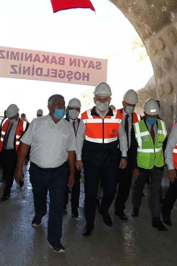 <p>Bakan Karaismailoğlu, Ayasofya-i Kebir Cami-i Şerifi'nin 86 yıl aradan sonra ibadete açılmasının çok önemli bir gelişme olduğunu vurgulayarak, "Sayın Cumhurbaşkanımızın liderliğinde Ayasofya Camisi'nde ilk defa 86 yıl sonra cuma namazını kıldık. Bu gururu bize yaşatanlara şükranlarımızı iletiyoruz." dedi. </p>
