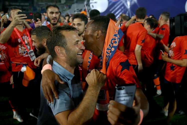 <p>Başakşehir Fatih Terim Stadı'nda maç bitiminde büyük sevinç yaşandı. Medipol Başakşehirli futbolcular, sevinçlerini arkadaşlarıyla paylaştı.</p>
