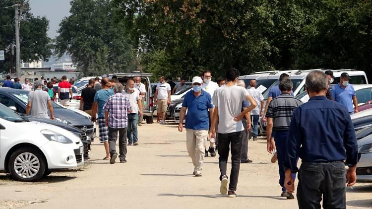 <p>Bazı vatandaşlar bütçelerine uygun araç bulabilmek için sabahın ilk ışıklarıyla birlikte pazara gelip saatlerce dolaştı. Buna rağmen bütçelerine uygun araç bulamayan vatandaşlar fiyatların belirsiz şekilde yükselmesine tepki gösterdi.</p>
<p> </p>