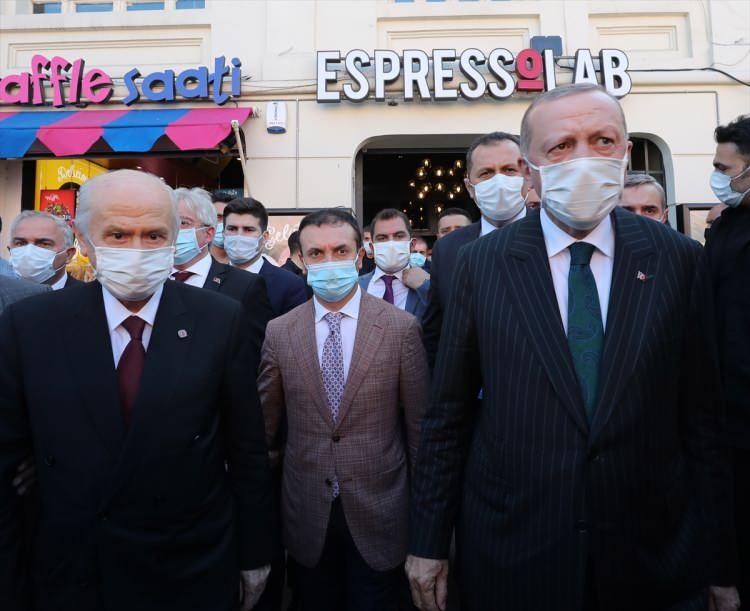 <p>Ardından kafeye dönen Erdoğan, bir süre sonra tekrar dışarı çıktı. Bir süre daha kafede vakit geçiren Erdoğan, daha sonra tekrar dışarı çıktı.</p>