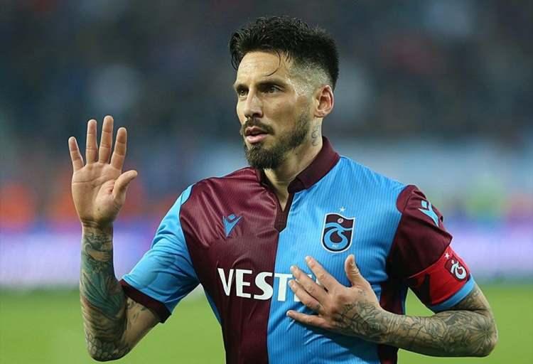 <p>Rıdvan Dilmen'in defansın önündeki ikili için ilk tercihi Trabzonspor kaptanı Jose Sosa oldu.</p>

<p> </p>
