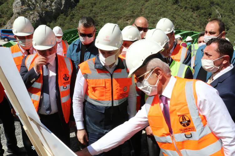 <p>Ülkenin her noktasında Cumhurbaşkanı Erdoğan liderliğinde çok değerli projeleri bir bir hayata geçirdiklerine dikkati çeken Karaismailoğlu, vatana, millete hizmet etmenin peşinde koştuklarını dile getirdi.</p>
