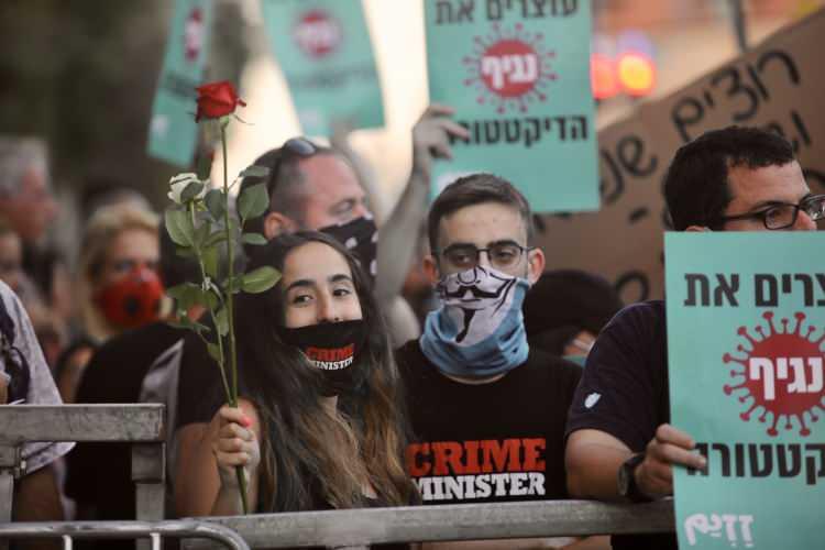 <p>Netanyahu'yu kastederek “suç başbakanı” yazılı tişörtler giyen göstericiler, sık sık "Bibi (Netanyahu) evine dön” sloganı attı.</p>