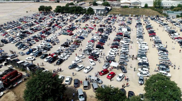 <p><strong>Piyasa kısa sürede kendini ikiye katlamış durumda. 5 saattir pazarda geziyoruz bütçemize uygun araç bulamadık.</strong></p>
<p> </p>