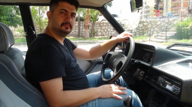 <p>Rengi de aynı şekilde orijinal, sonradan boyanma değil” diye konuştu.</p>
<p>Çevresinden, ’50 bin TL verip, Doğan marka araba alınır mı’ şeklinde çeşitli tepkiler aldığını kaydeden Serdar Altınoluk, ''20 bin TL’ye de Doğan marka araba var ama böyle değil Arabayı aldığımdan beri hiç masraf etmedim.</p>
