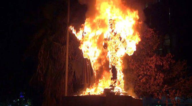 <p>Şırnak Cizre’de PKK’lılar, İdil Caddesi üzerindeki Cumhuriyet Parkı’nda bulunan Atatürk heykelini benzin dökerek yaktı.</p>
