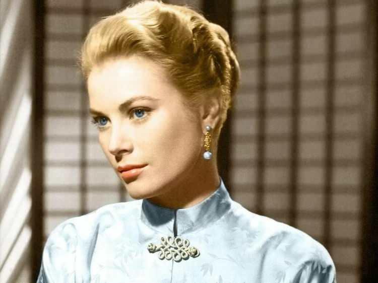 <p>GRACE KELLY</p>
<p> </p>
<p>Bir aktrisken yaptığı evlilikle Monaco Prensesi unvanı alan Kelly daima hem modern hem de resmi bir tarza sahip oldu.</p>
