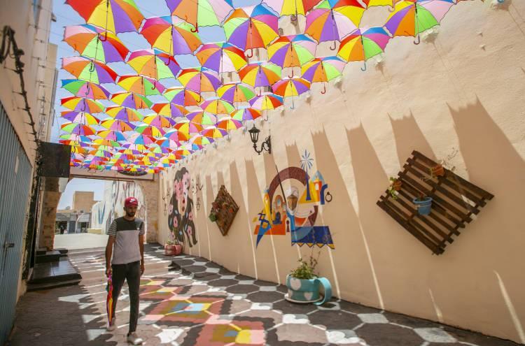 <p>Eskiden "L&uuml;tuf Meydanı" olarak bilinen ve en &ouml;nemli meydanları birbirine bağlayan bu alan, Medenin kentinin merkezinde kuyumcular &ccedil;arşısının yanında yer alıyor.</p>
