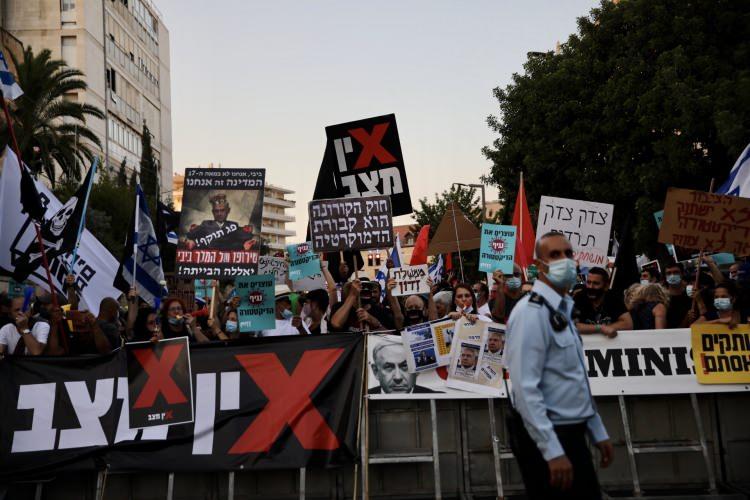 <p>İsrailliler, hükümetin yeni tip koronavirüsle (Kovid-19) mücadeleyi kötü yönettiği gerekçesi ve hakkındaki yolsuzluk davası nedeniyle Başbakan Binyamin Netanyahu’nun istifa etmesi için Batı Kudüs’te gösteri düzenledi.</p>

<p>Kovid-19 salgınında ikinci dalganın etkisine giren ve işsizliğin yüzde 21’e çıktığı İsrail’de Başbakan Netanyahu karşıtı gösteriler artarak devam ediyor.</p>
