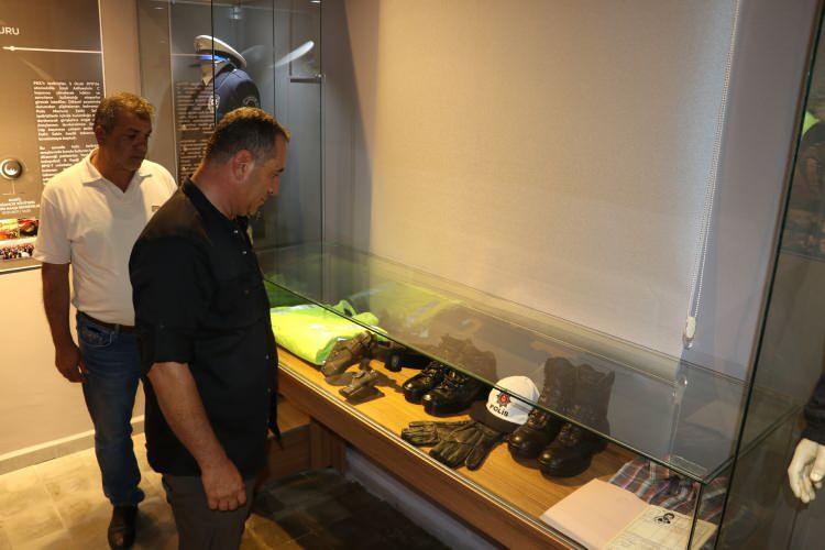 <p>Müzenin bir bölümü, İzmir Adliyesi'ne 5 Ocak 2017'de PKK'lı teröristlerce gerçekleştirilmek istenen saldırıyı canı pahasına önleyerek şehit düşen polis memuru Fethi Sekin için ayrıldı.</p>
