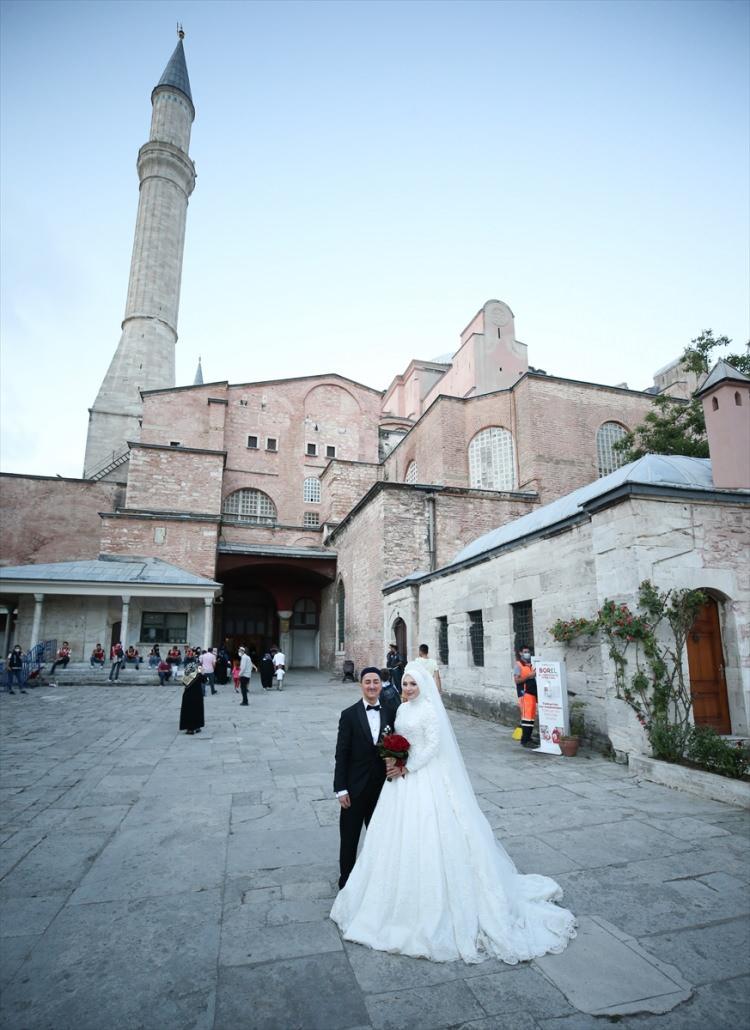 <p>&ldquo;AYASOFYA DAHA G&Uuml;ZEL BİR ŞEKİLDE A&Ccedil;ILAMAZDI, O Y&Uuml;ZDEN GELİNLİKLE GELDİM&rdquo;</p>

<p>Ayasofya Camii&rsquo;ne gelinlikle gelen M&uuml;nire ise, &ldquo;İslamiyet hakkında gurur duyuyoruz bir fetih yaşadığımızdan dolayı. Bu fetih b&uuml;t&uuml;n d&uuml;nyaya duyurulmalı. Ayasofya daha g&uuml;zel bir şekilde a&ccedil;ılamazdı, o y&uuml;zden gelinlikle geldim&rdquo; diye konuştu.</p>
