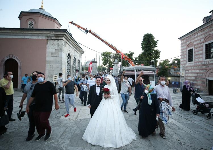 <p>Hem de Ayasofya&rsquo;nın fethinde g&uuml;zel fetih zamanında bize de buraya gelmek nasip oldu. &Ccedil;ok b&uuml;y&uuml;k bir vesile, buna vesile olanlardan Cenabı Allah razı olsun. Cenabı Allah buranın kadrini kıymetini bilenlerden eylesin inşallah. D&uuml;ğ&uuml;n&uuml;m&uuml;z 10'uncu ayda olacak" dedi.</p>
