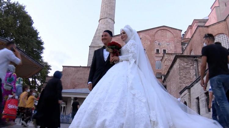 <p>&ldquo;G&Uuml;ZEL FETİH ZAMANINDA BİZE DE BURAYA GELMEK NASİP OLDU&rdquo;</p>

<p>Cami girişinde a&ccedil;ıklama yapan Sevban Ovacin, eşinin Avustralya'da kendisinin Almanya'da yaşadığını belirterek, "Evlilik m&uuml;nasebetiyle, hem de d&uuml;ğ&uuml;n &ccedil;ekimleri i&ccedil;in buralara kadar geldik.&nbsp;</p>
