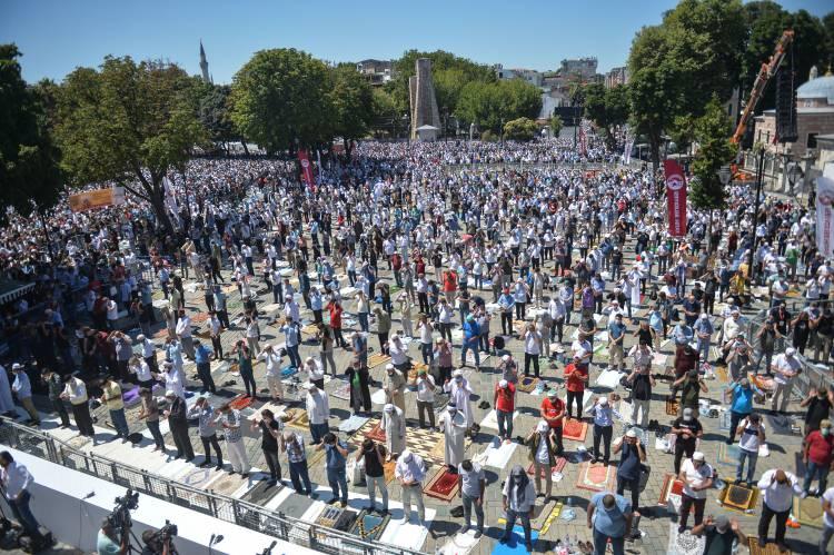 <p>&nbsp;86 yıl sonra ibadete a&ccedil;ılan Ayasofya Camii'nde ilk namazdan g&ouml;r&uuml;nt&uuml;ler...</p>
