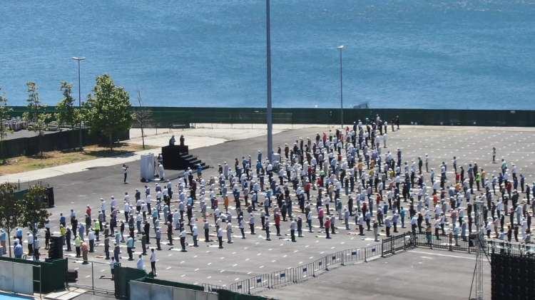 <p>Şehir dışından gelip Ayasofya Camii&rsquo;ne alan dolduğu i&ccedil;in gidemeyen vatandaşlar Cuma namazını Yenikapı etkinlik alanında kıldı.<br />
&nbsp;</p>
