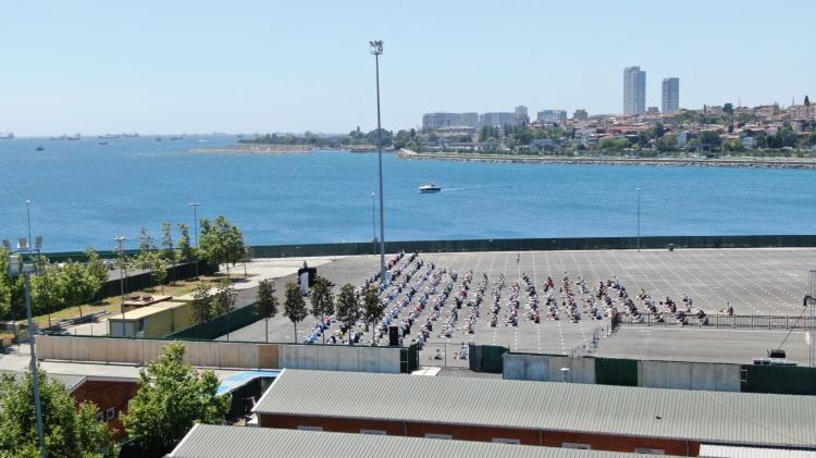 <p>A&ccedil;ılışı bug&uuml;n ger&ccedil;ekleştirilen Ayasofya Camii&rsquo;ne vatandaşlar akın etti. 86 yıl sonra a&ccedil;ılan Ayasofya&rsquo;da Cuma namazını kılmak isteyen vatandaşlar alanı tamamen doldurdu. Şehir dışından gelen vatandaşlar ise Ayasofya&rsquo;ya gidemeyince Yenikapı&rsquo;da kurulan alanda Cuma namazını kıldılar. Alana kurulan dev ekranlardan Ayasofya&rsquo;yı da canlı izleyen vatandaşlar, gidemeseler de oradaki atmosferi de izleyebildiler. Kimi gelenler Ayasofya&rsquo;ya gidemedikleri i&ccedil;in &uuml;zg&uuml;n olduğunu s&ouml;ylerken kimileri de &ldquo;gidemesek de o hissiyatı yaşıyoruz&rdquo; ifadelerini kullandı.<br />
&nbsp;</p>
