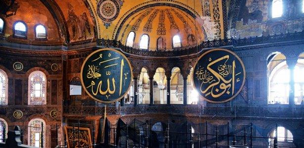 <p>Ayasofya camiye çevrildikten sonra içine pekçok İslam motifi yerleştirildi. Kubbesine Allah, Muhammed, Ebubekir, Ömer, Osman, Ali lafzları 7,5 metre çapındaki dev levhalara yazıldı. Bu levhalar, Ayasofya 1935'te müzeye çevrilince söküldü ancak çok büyük olduğu için kapıdan çıkarılamadı. Çünkü çıkarılamasın diye caminin içinde yapılmışlardı.<br />
<br />
<strong>Kaynak: Fatih Selek - Türkiye</strong></p>
