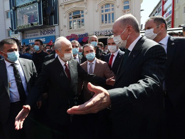 <p>Erdoğan'a burada Cumhurbaşkanı Yardımcısı Fuat Oktay, TBMM Başkanı Mustafa Şentop, MHP Genel Başkanı Devlet Bahçeli, AK Parti Sözcüsü Ömer Çelik de eşlik etti.</p>
