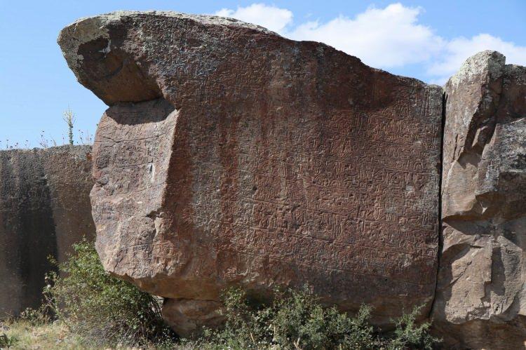 <p>Türkiye’nin önemli turizm merkezlerinden Kapadokya bölgesinde 3 bin yıllık olan ve kaya üzerinden bulunan Hitit yazıtı görenleri hayrete düşürüyor.</p>
